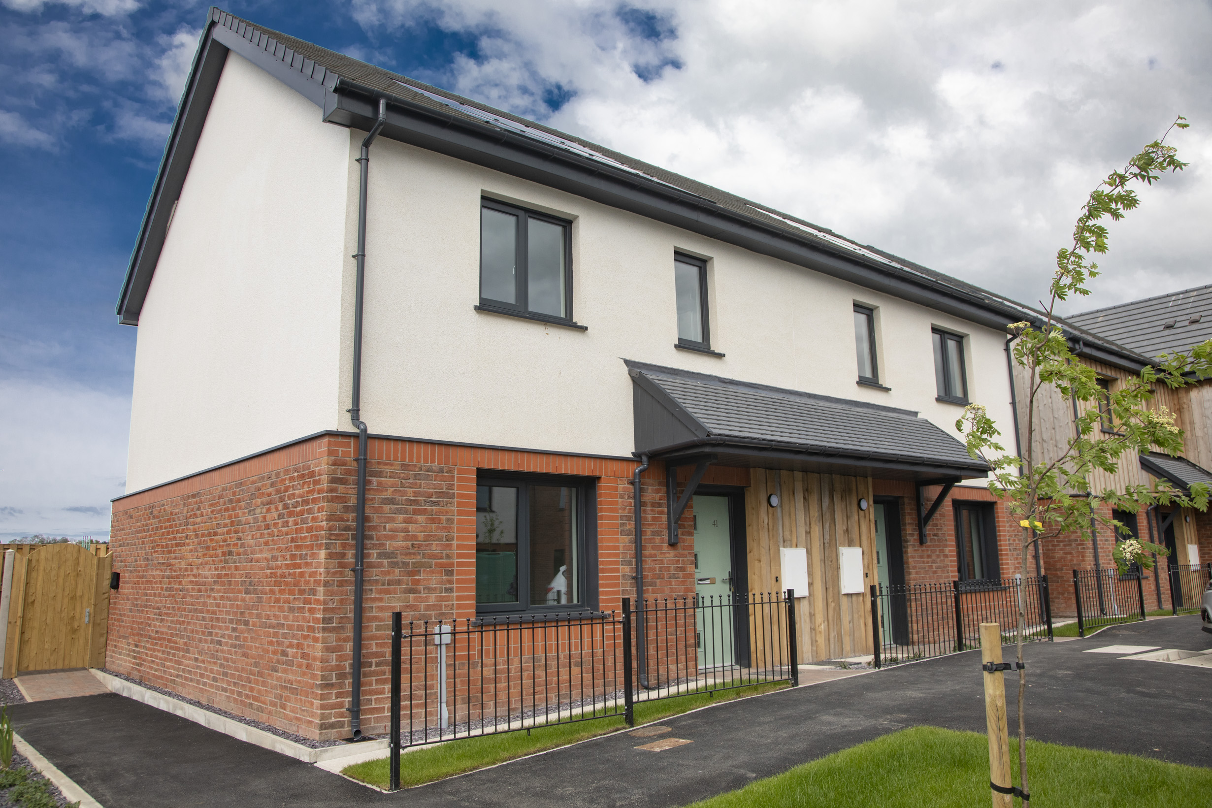 Hen Ysgol y Bont front of properties