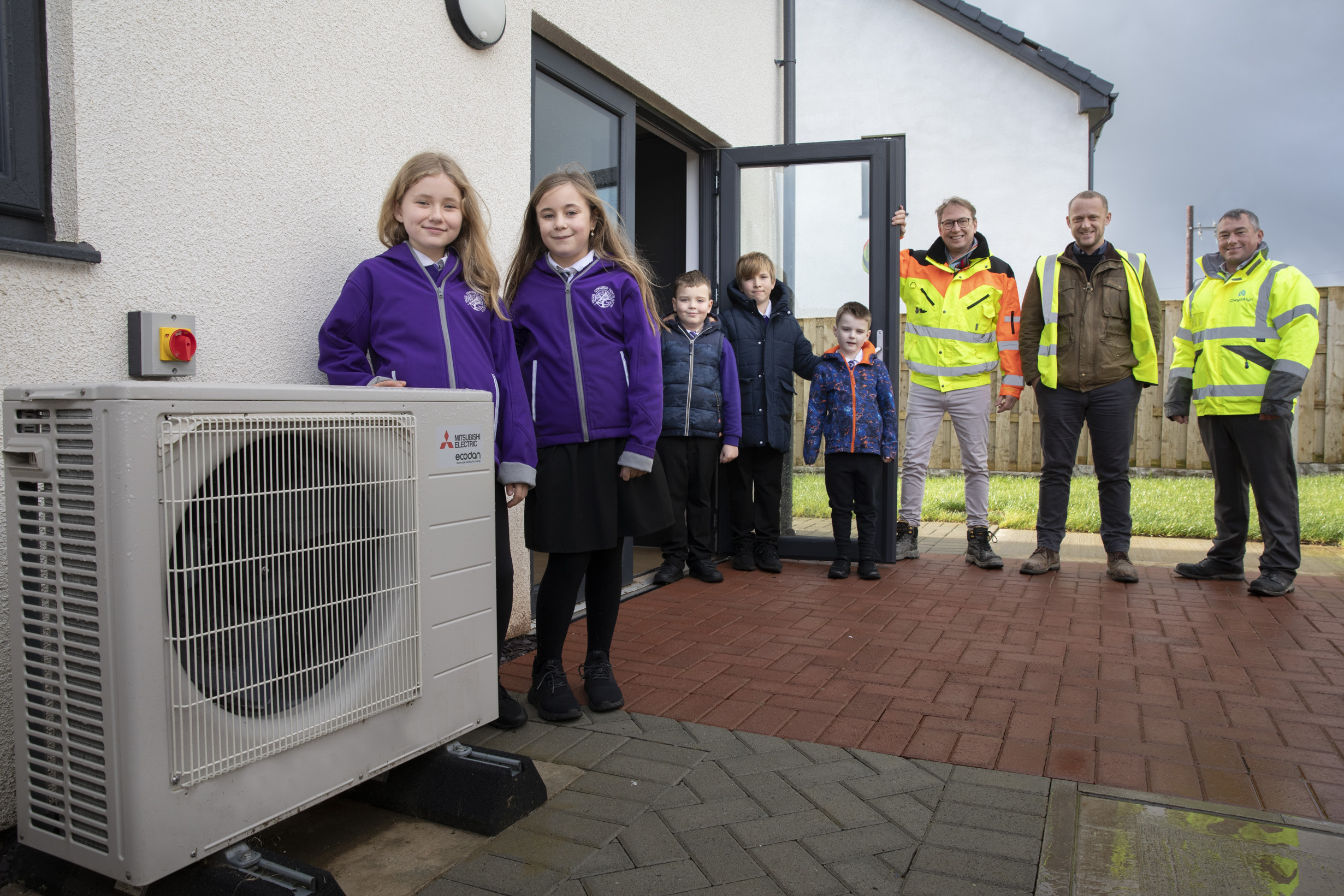 ClwydAlyn yn i â Arddangos ei Ymrwymiad i Gynaliadwyedd gydag Ymweliad Ysgol Leo Phrosiect Tai Newydd