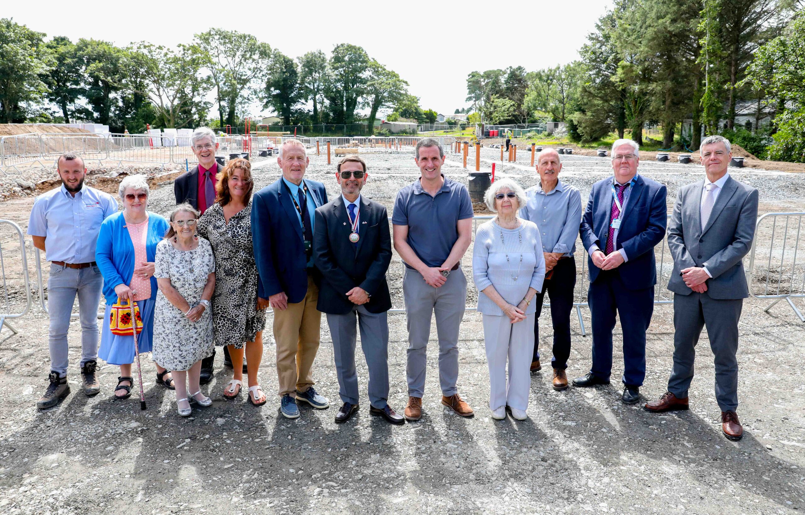 Seremoni Torri’r Dywarchen yn nodi dechrau’r gwaith ar ddatblygiad o Gartrefi Newydd mewn Cymuned Hanesyddol yng Ngwynedd