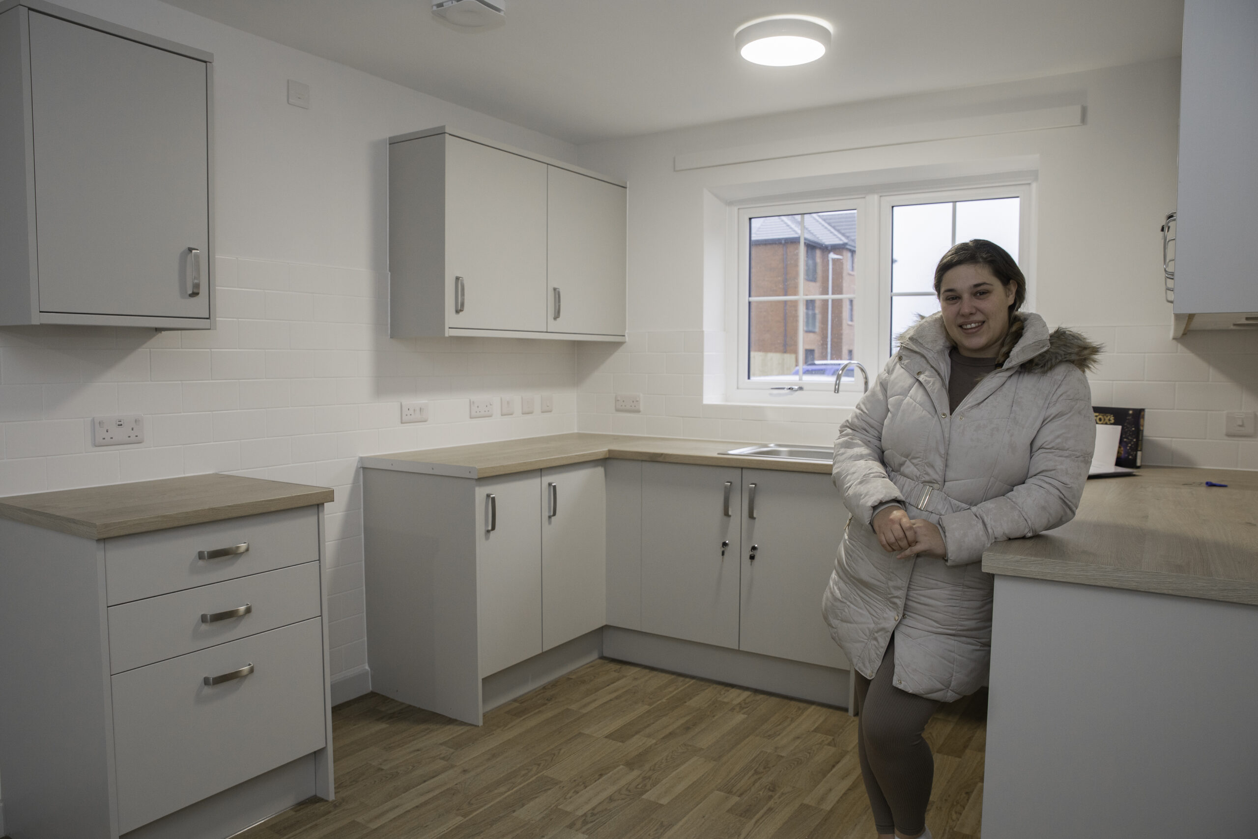 Preswylwyr yn symud i mewn i’w cartrefi newydd ynni-effeithlon yn Sir Ddinbych yn barod ar gyfer y Nadolig!