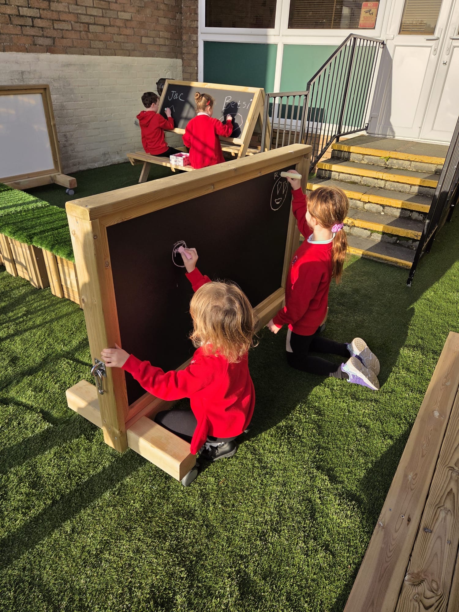 Ysgol Gynradd Leol yn derbyn Ardal Ddysgu Awyr Agored newydd yn rhodd gan Gymdeithas Dai a Chontractwr Lleol