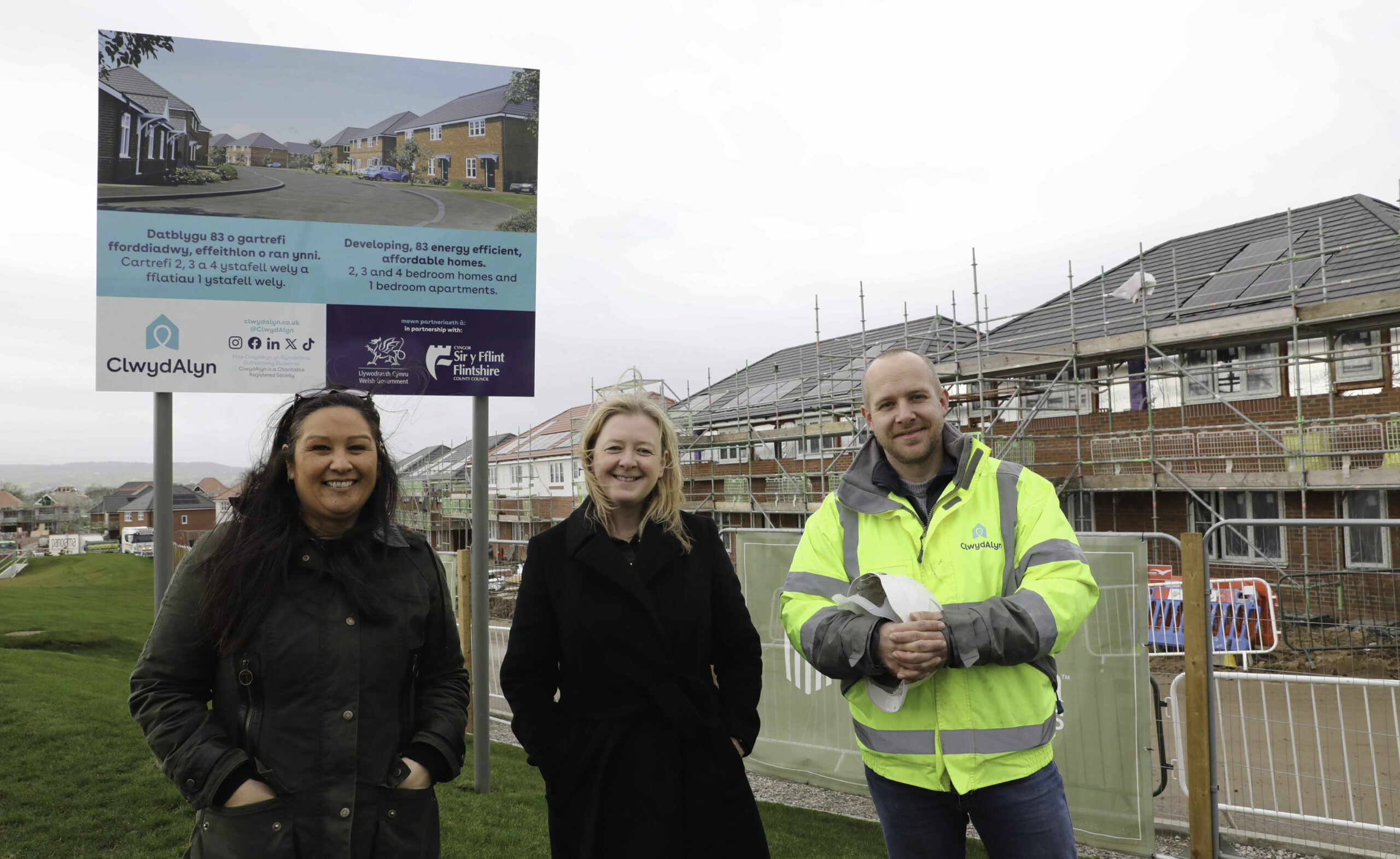 Ysgrifennydd y Cabinet Jayne Bryant yn ymweld â safleoedd dau Ddatblygiad Tai Strategol yn Sir y Fflint